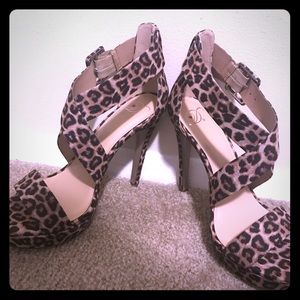 NWT leopard print heels! 🐱